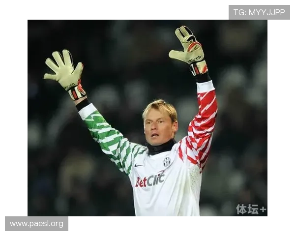 阿森纳缅怀曼宁格 举黑纱战斗纪念